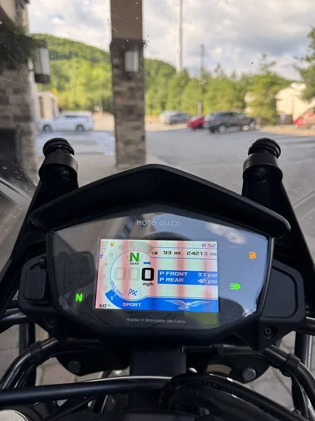 V85 TT dash showing the TPMS pressures in the morning